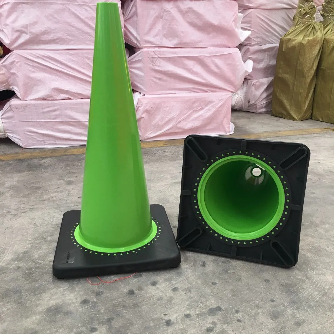 Road Safety Cones Black Base Warning Traffic Cones Reflective Tape Pvc