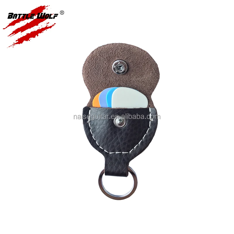 Может вместить 5 штук, легко носить с собой держатель для гитары, брелок