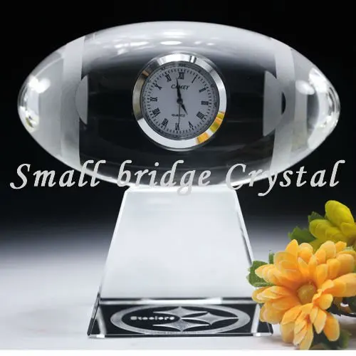 Horloge de bureau en cristal laser 3D en forme de rugby pour souvenir de bureau