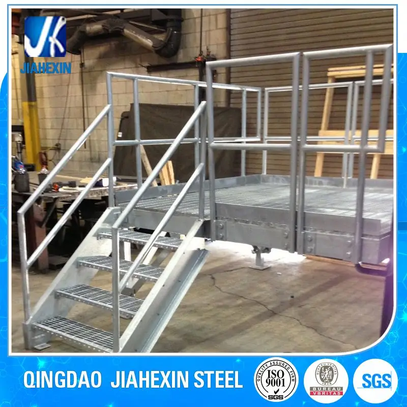 Наружная лестница с решетчатыми лестницами