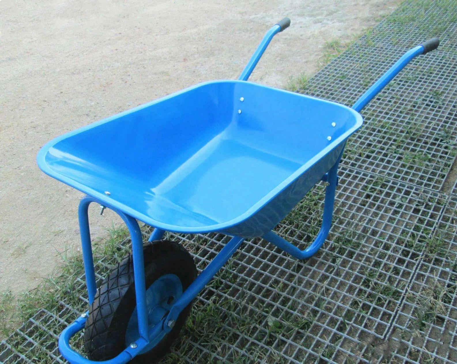 
 Heavy duty Wheelbarrows Wheel 3.50-6 Cheap Wheelbarrow (WB6400) WB3800  