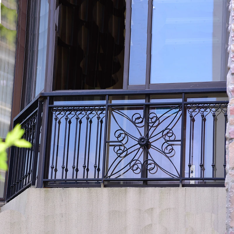 Решетка на лоджию. Металлические решетки на балкон. Декоративная решетка на балкон. Балкон с железной решеткой. Рашотки для болкон.