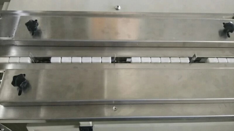 
 Оборудование в виде подушки, пластиковые вилки, ножи и ложки, упаковочная машина  