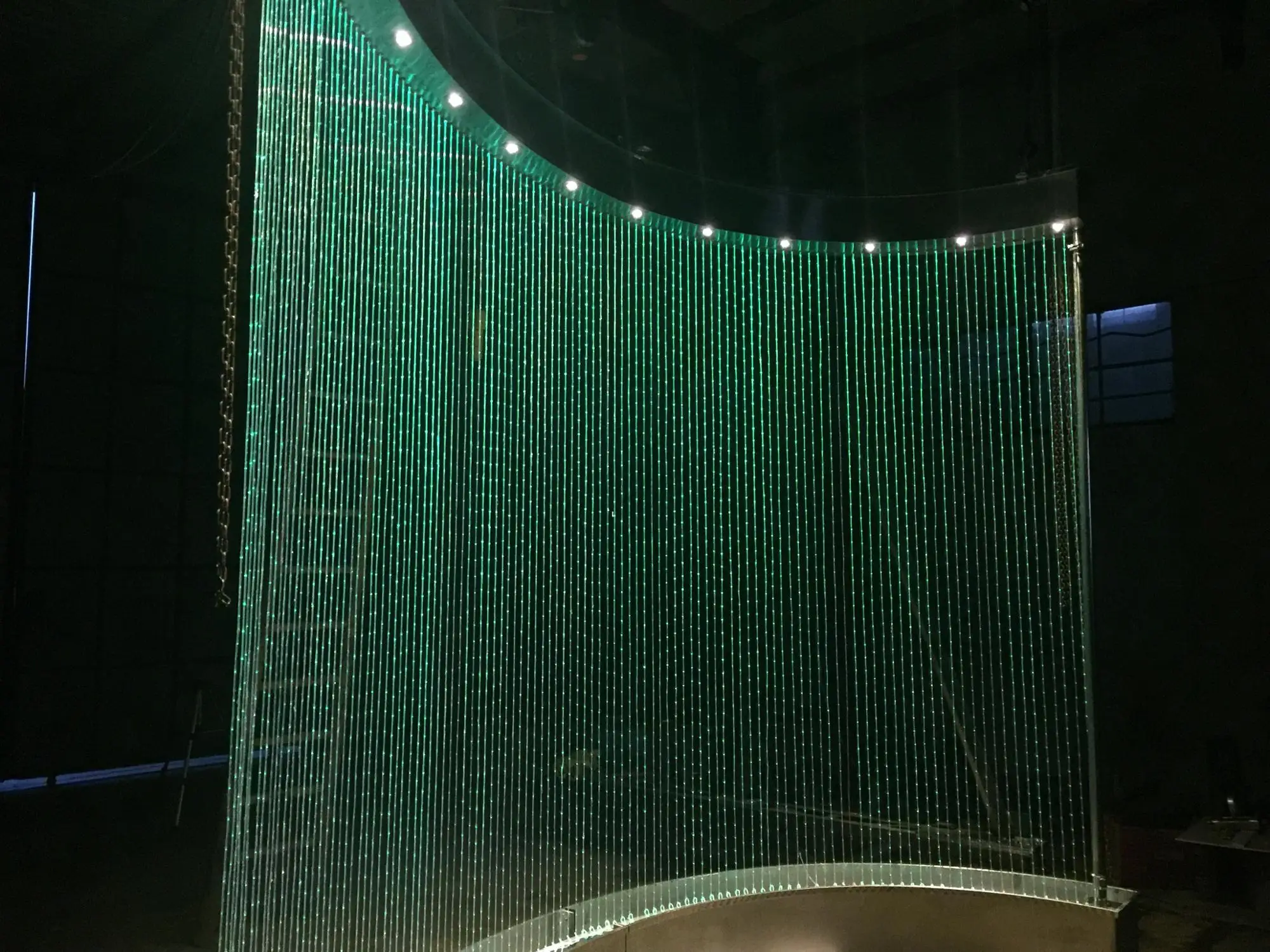 Водяная завеса система пожаротушения. Вертикальная тепловая завеса тепломаш. Водяная тепловая завеса тепломаш. Водный веерный экран. Водяная штора.