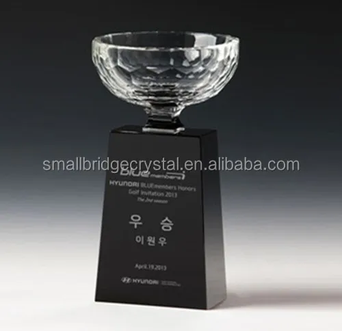 Trofeo personalizado de cristal negro con copa.