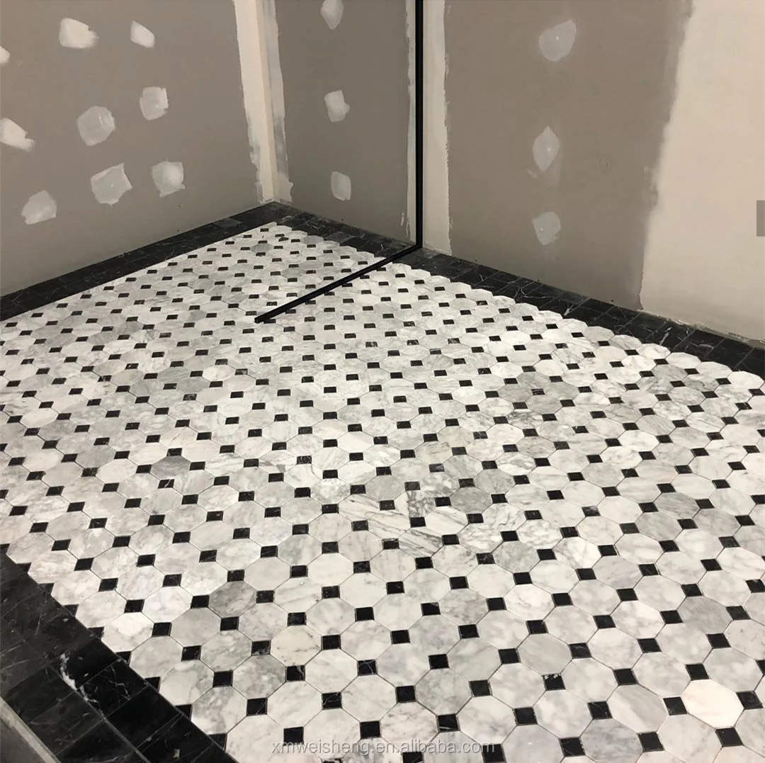 Черная мозаика на полу в ванной