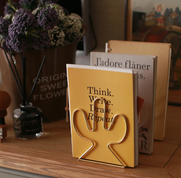 Металлический органайзер для книг в форме