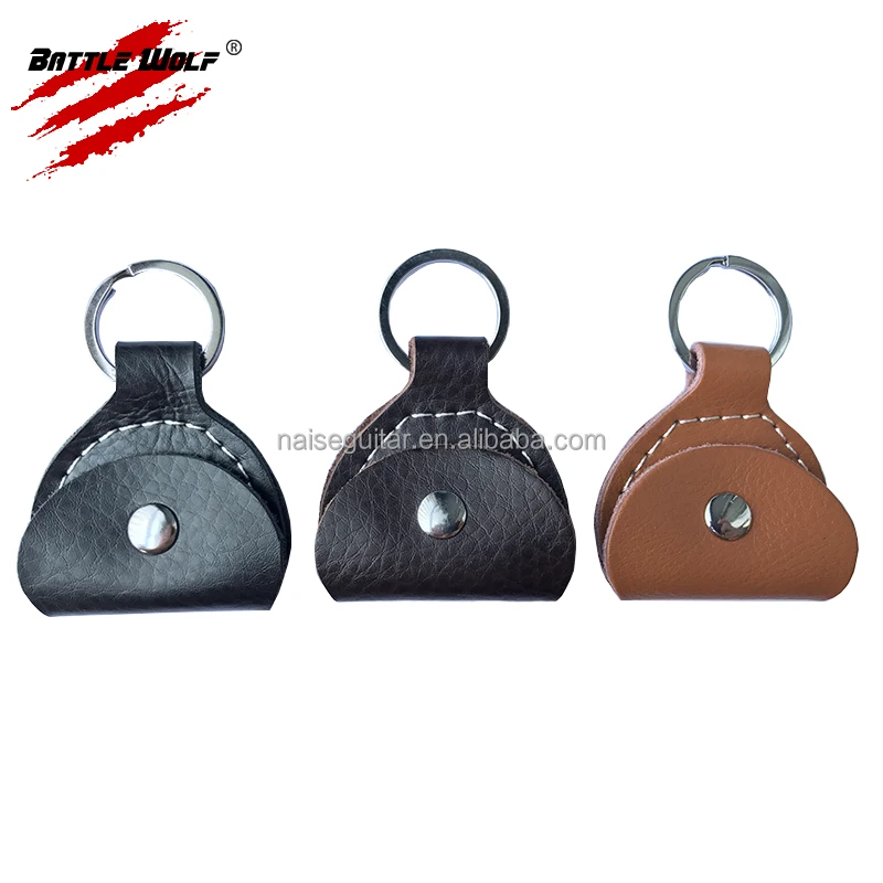 Может вместить 5 штук, легко носить с собой держатель для гитары, брелок