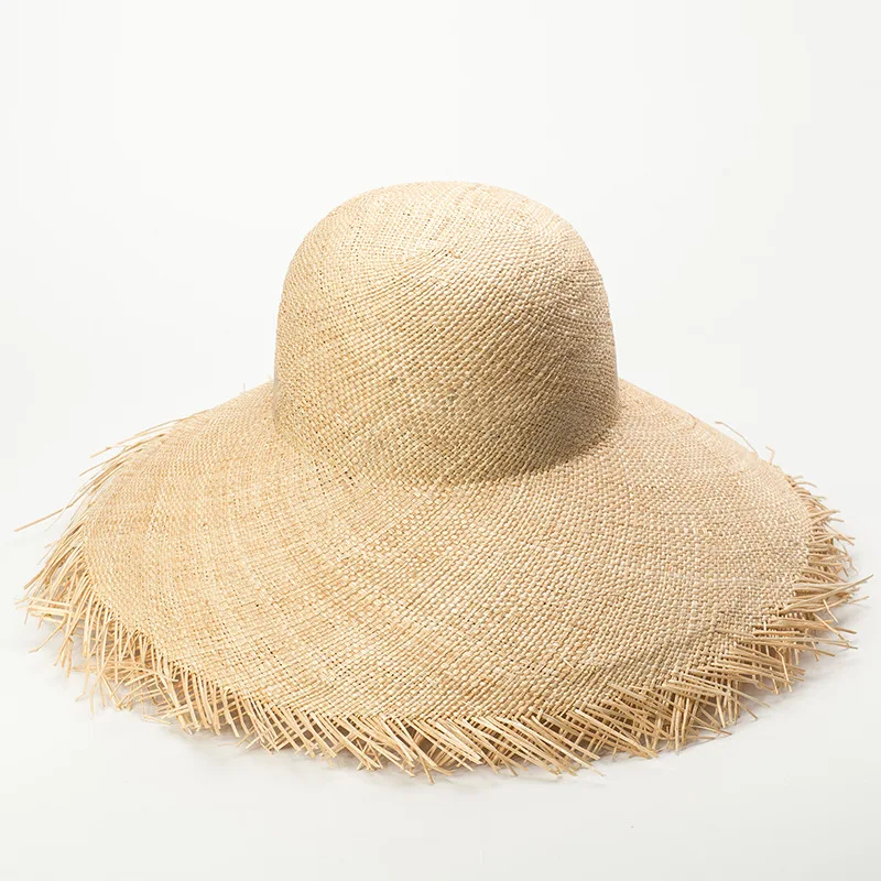 Мужская голова в соломенной шляпе. Соломенная шляпа. Натуральная солома шляпы. Шляпа соломенная с бахромой. Шляпа пляжная женская с бахромой.