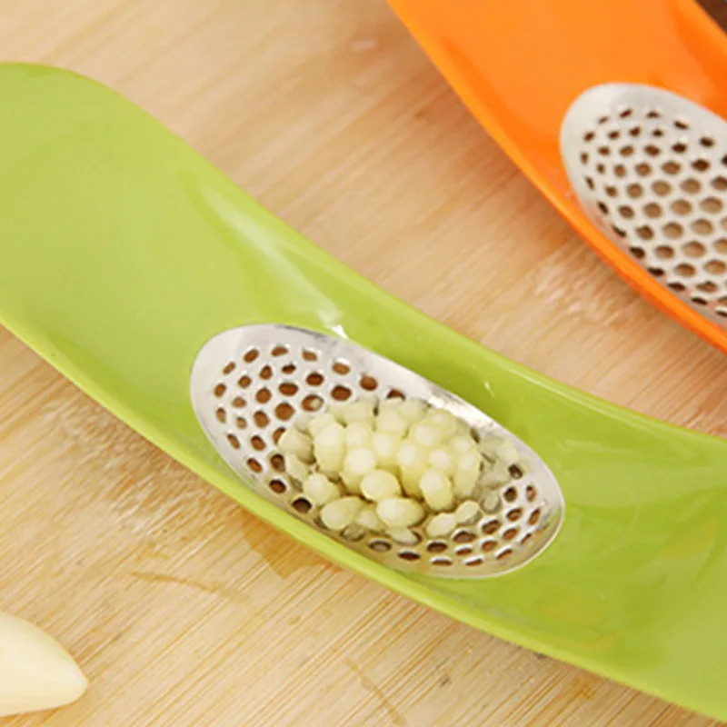 Creative Plastic kitchen gadgets wholesale cheese slicer multi kitchen grater ginger grater plastic garlic press