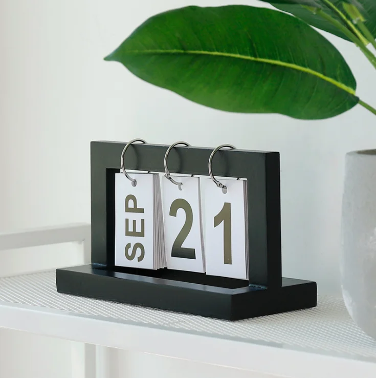 
Ручной деревянный календарь можно переворачивать вверх и вниз 