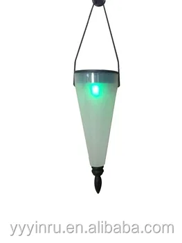 Пластик висит на дереве солнечный свет