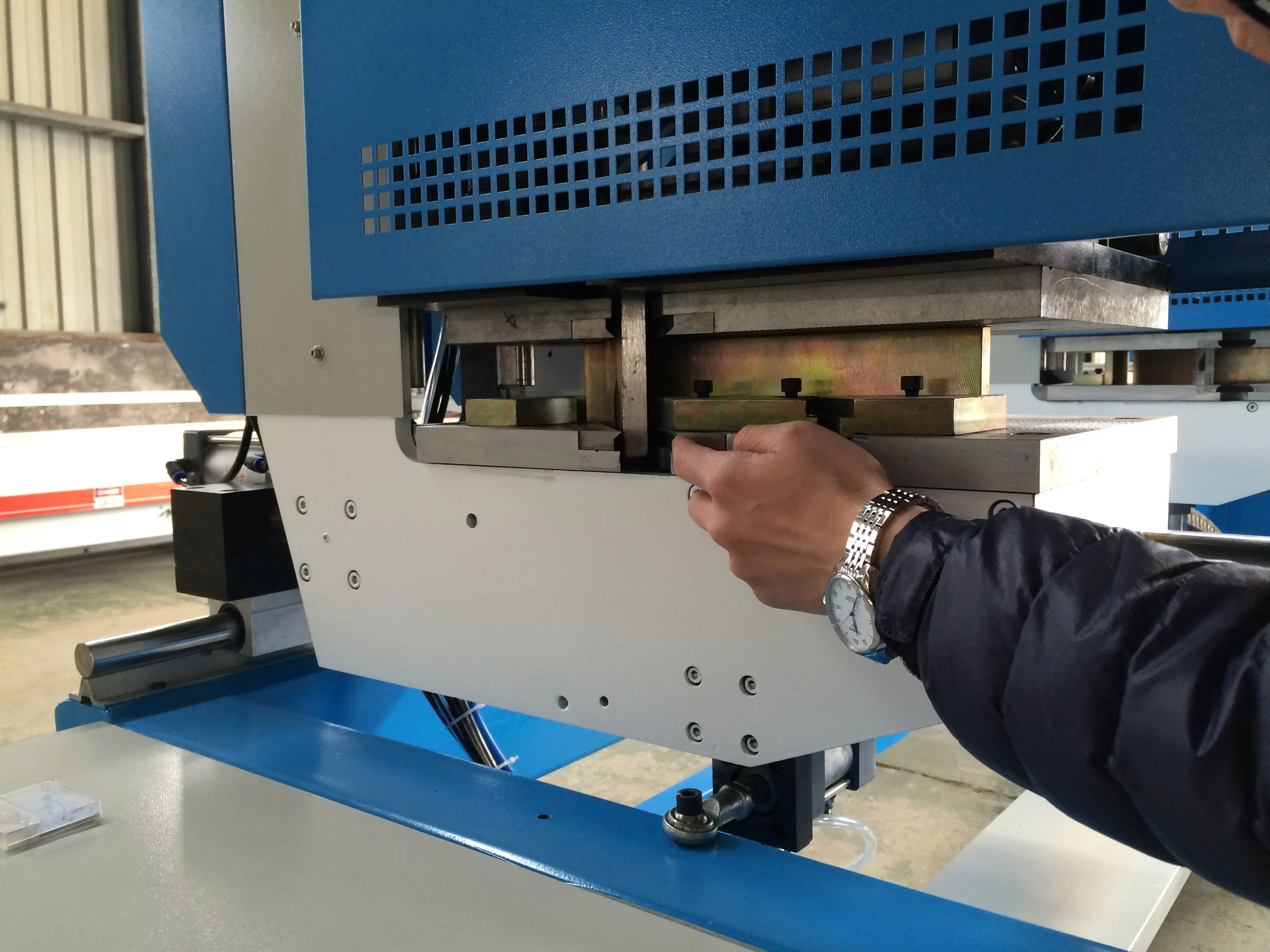 Цветной бесшовный сварочный аппарат из ПВХ с 2 головками для окон из ПВХ