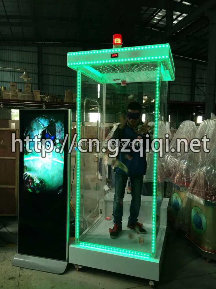 Денежная машина для человеческого Стоя внутри и захвата денег