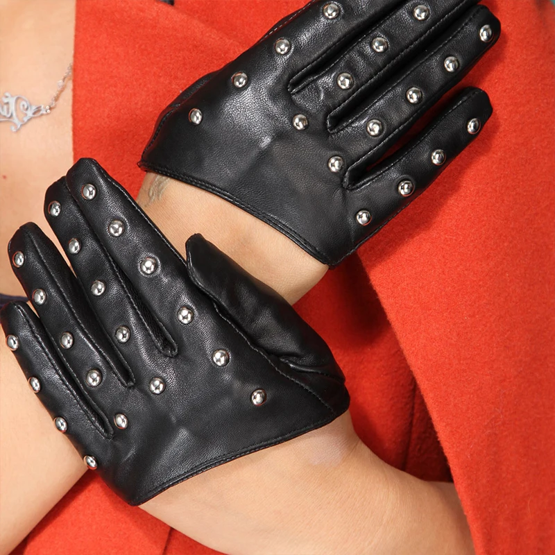 Стильные перчатки из овчины полуладошки женские мотоциклетные с заклепками