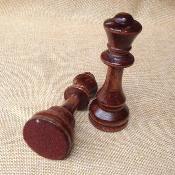 Um conjunto de 32 peças de xadrez de madeira maciça de 4 polegadas