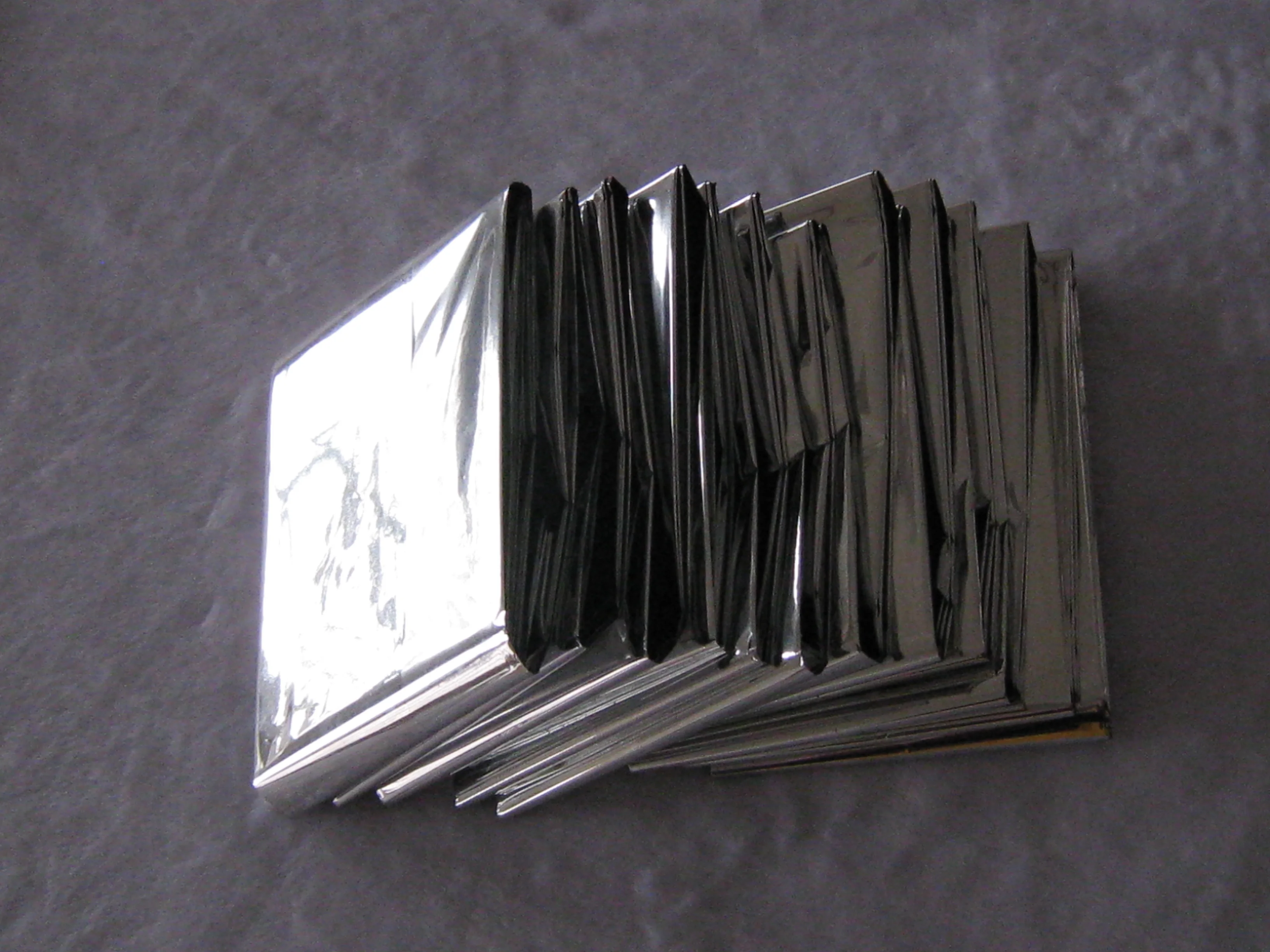 Наружное аварийное одеяло из майлара для оказания первой помощи