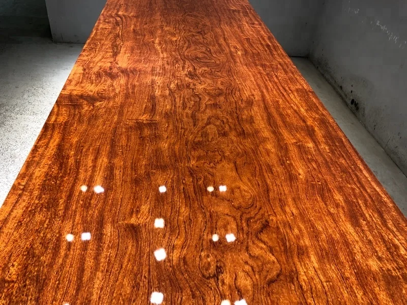 Обеденный стол из массива дерева на 12 мест
