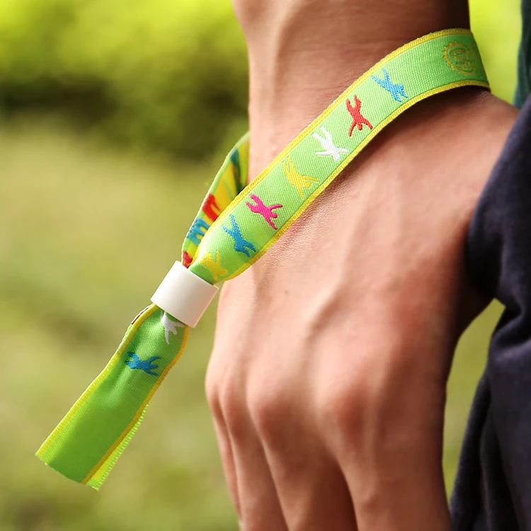 Напульсники спортивные на руку. Запястье. Спортивные полотенца на запястье. Blue wrist brace tourmaline. Пястье.