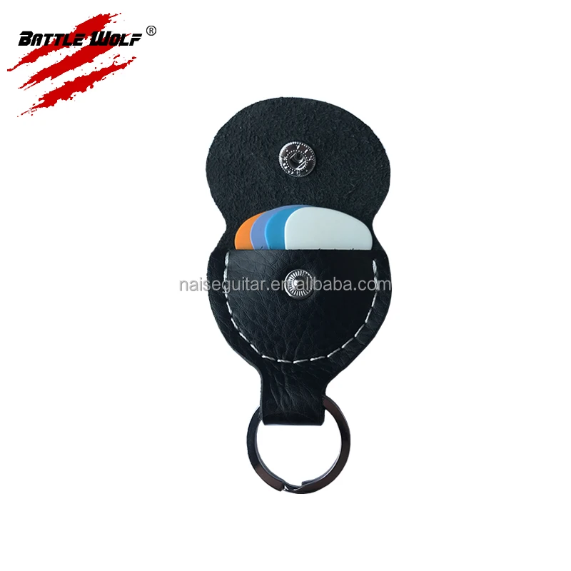 Может вместить 5 штук, легко носить с собой держатель для гитары, брелок