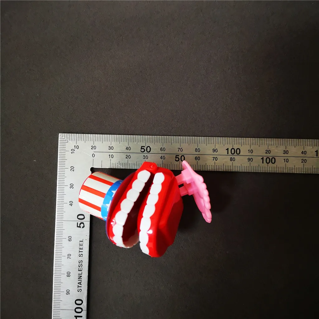 Прыжки Ветер вверх цепи красные губы зубы с шляпой