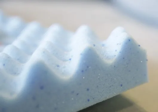 Наполнитель memory foam. Фигурный пенный наполнитель. наполнитель memory foam что это. профиль с пенным наполнителем. наматрасник с гелевым наполнителем.