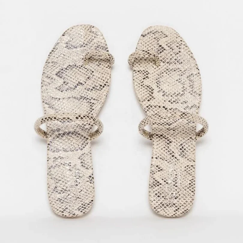 Сандалии женские на плоской подошве серебристые блестящие без застежки с кристаллами вырезами уличные шлепанцы для отдыха