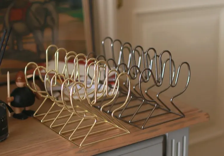 Металлический органайзер для книг в форме