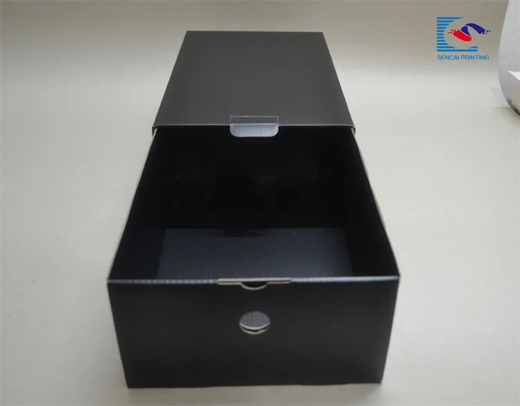 Необычная картонная коробка с черным ящиком для обуви принтом на