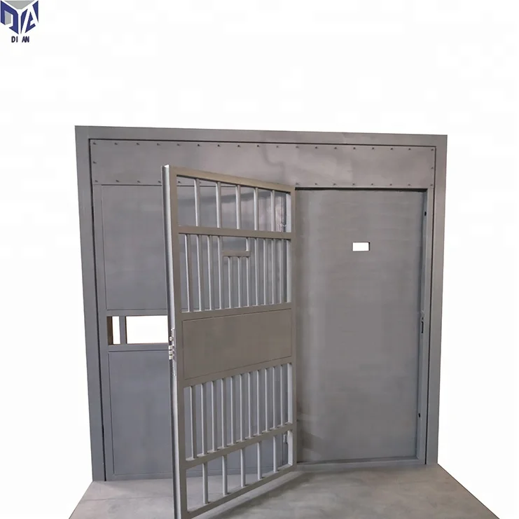 Porta Do Metal Na Prisão Com Um Grande Fechamento E Umas Barras Grossas  Foto de Stock - Imagem de carcereira, quarto: 150830680