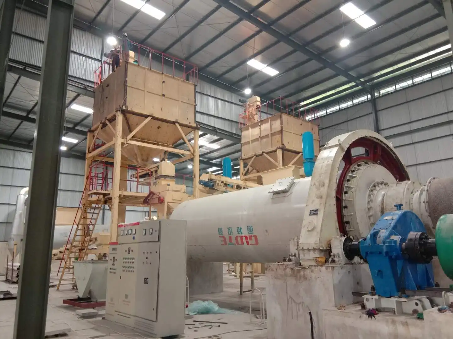 GUOTE Roller Crusher 2-10 Ton Per Hour Small Silica Powder Grinding Mill for Quartz Energy Saving AC Motor