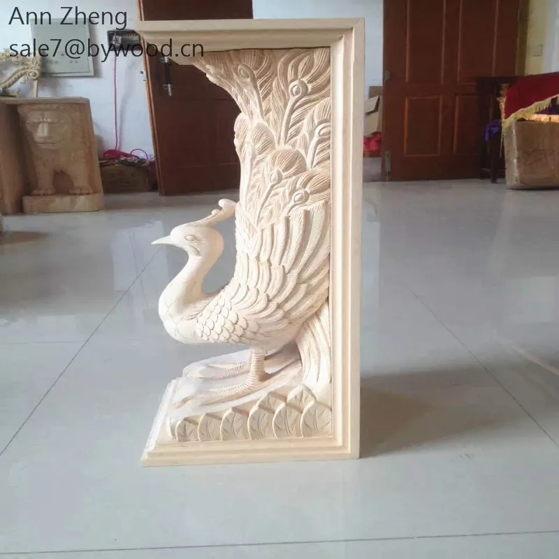 Человек резьба по дереву поясок декоративных деревянных стен и пола с рисунком павлина