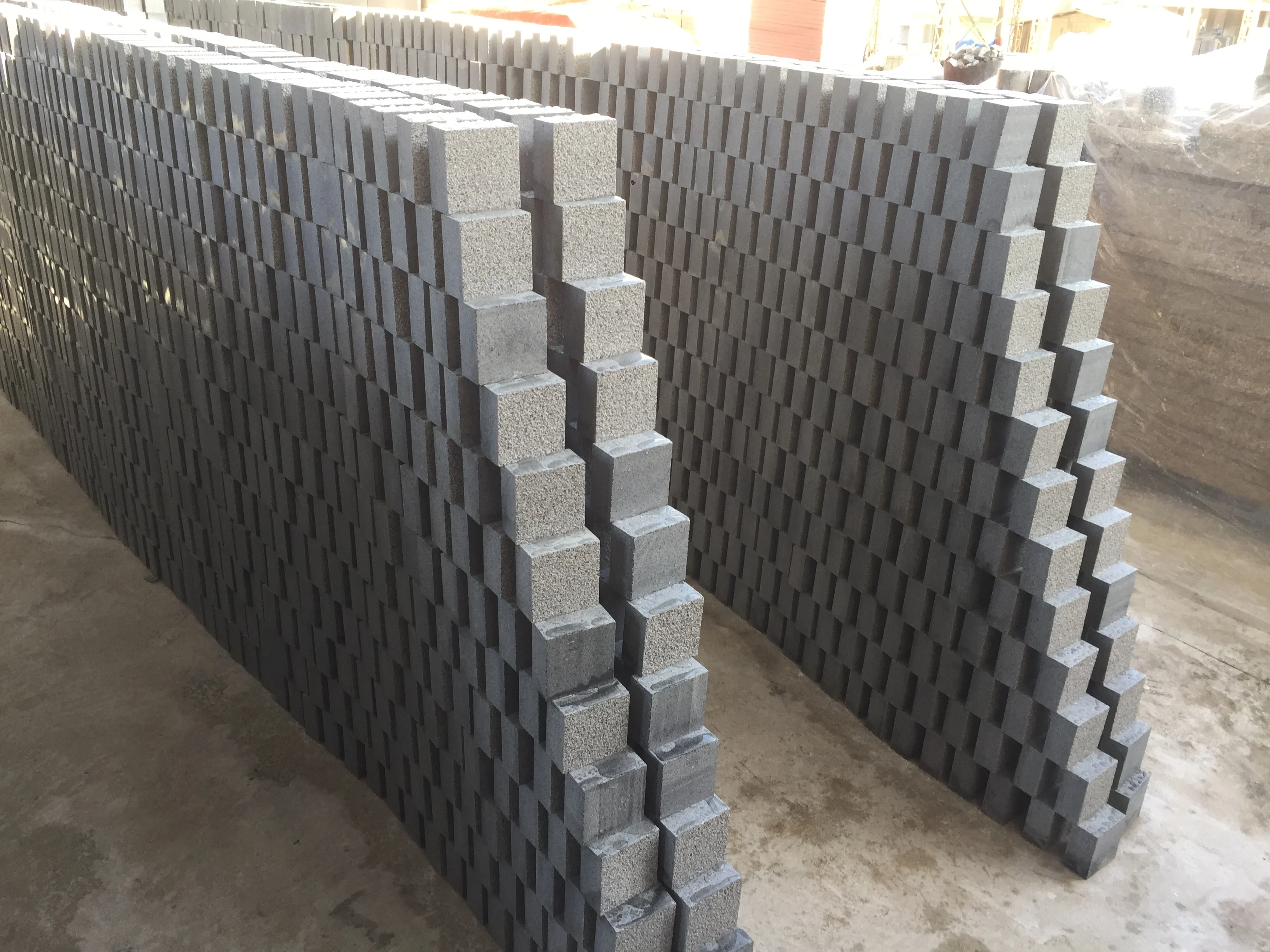 
Темно-серый гранитный камень, мощение, подъездная дорога 