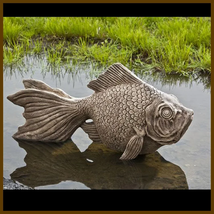 Une sculpture de poisson en pierre