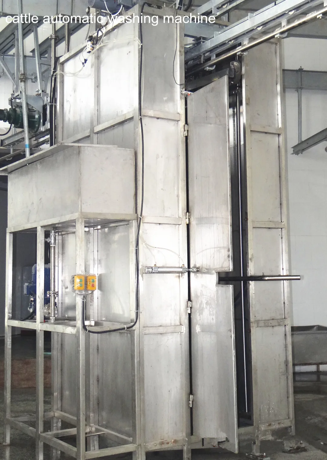 Automatic high-pressure carcass cleaning system for cattle slaughterhouses