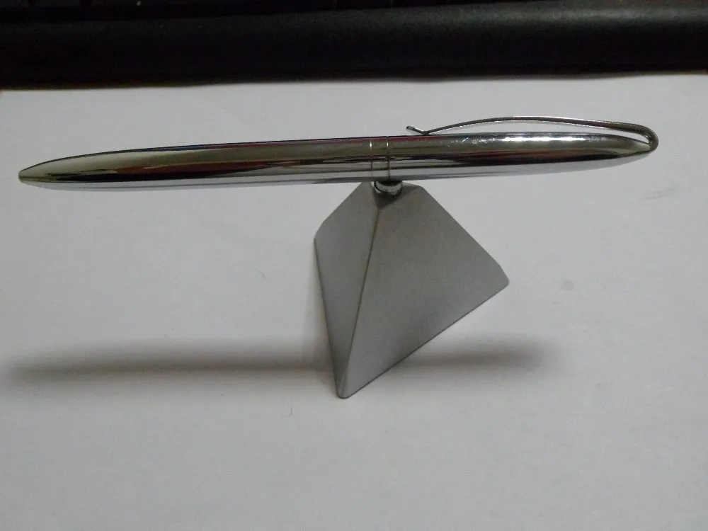 Sports-Style Floating Magnetic Ballpoint Pen Set Triangular Base Maglev Magnetic Pen for Promotional Items 0.7 mm Writing Metal
