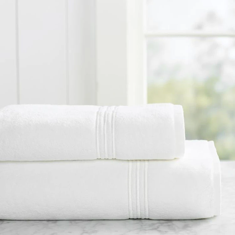 Белое полотенце. Черно белые полотенца для ванной. Белые полотенца поваров. Полотенца белые, ванная, сирень. White полотенца