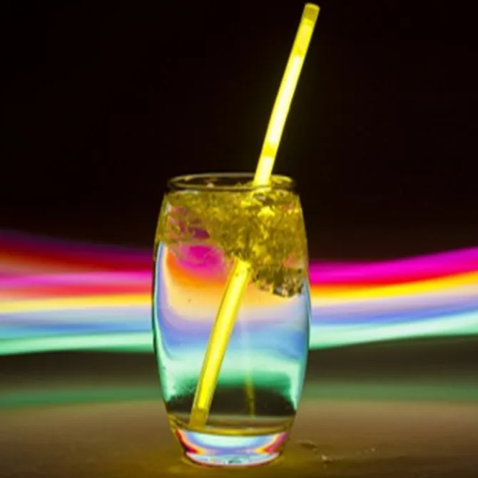 Питьевые коктейли. Светящиеся коктейли. Коктейль который светится в темноте. Брелок коктейль светящийся. Цепочка из разноцветных горящих коктейлей.