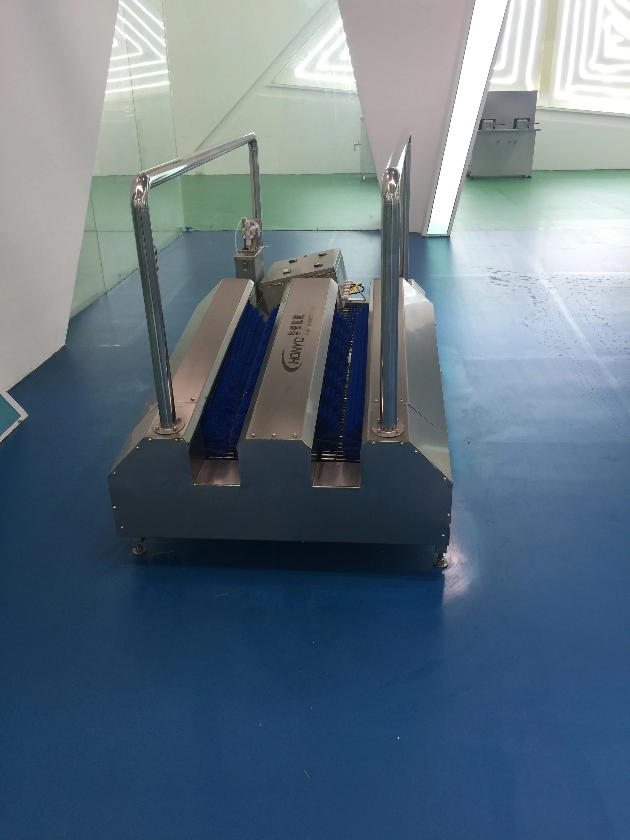 Integrated guided cleaning machine with access control unit for slaughterhouses and meat plants