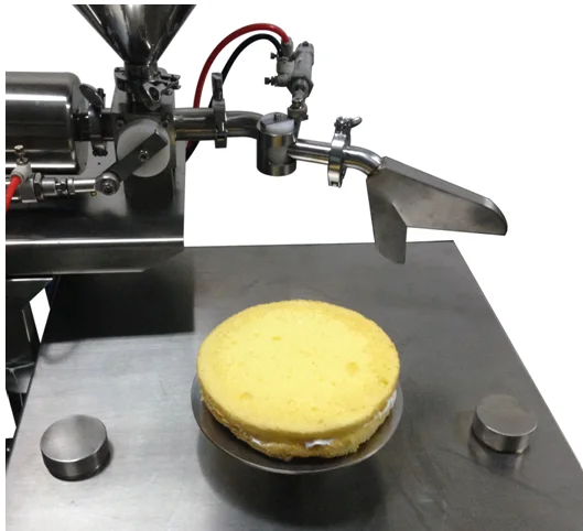 Многофункциональная автоматическая машина для нанесения шоколада на торт