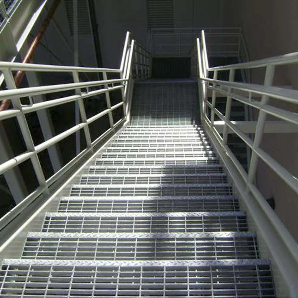 Ступеньки решетки. Солид ступени из решетчатого настила. Лестница решетчатый настил 1500мм. Решетчатая лестница металлическая. Ступени решетчатые оцинкованные для лестниц.