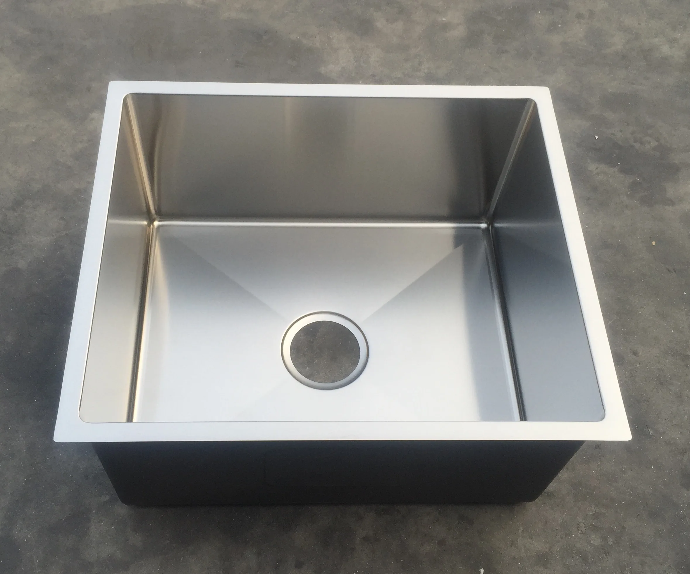 洗手水槽设计的undermount黑色不锈钢厨房水槽