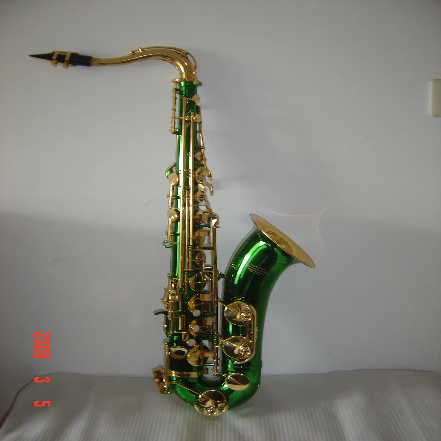 Зеленый саксофон. Саксофон зеленый. Саксофон украшение. Малая декорация саксофон.