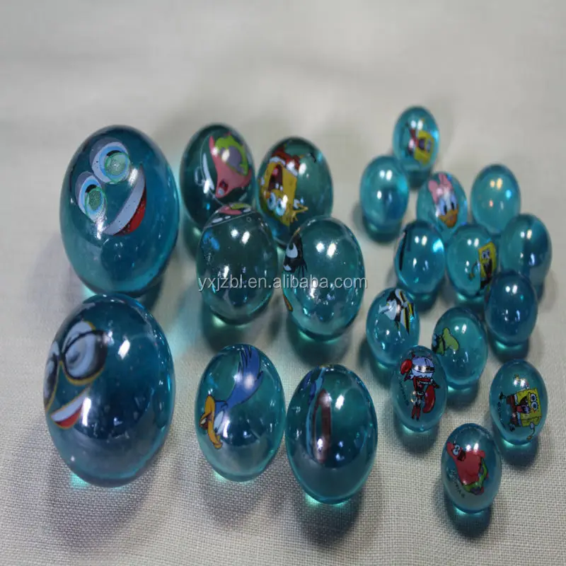 Играйте в четкие стеклянные мраморы с мультяшным