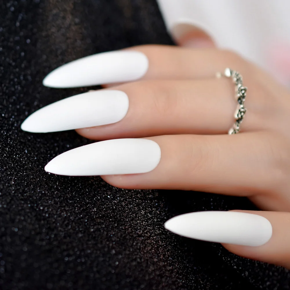 Черные белые ногти длинные. Длинные ногти. Белый маникюр на длинные ногти. Белые острые ногти. Ногти длинные острые белые.