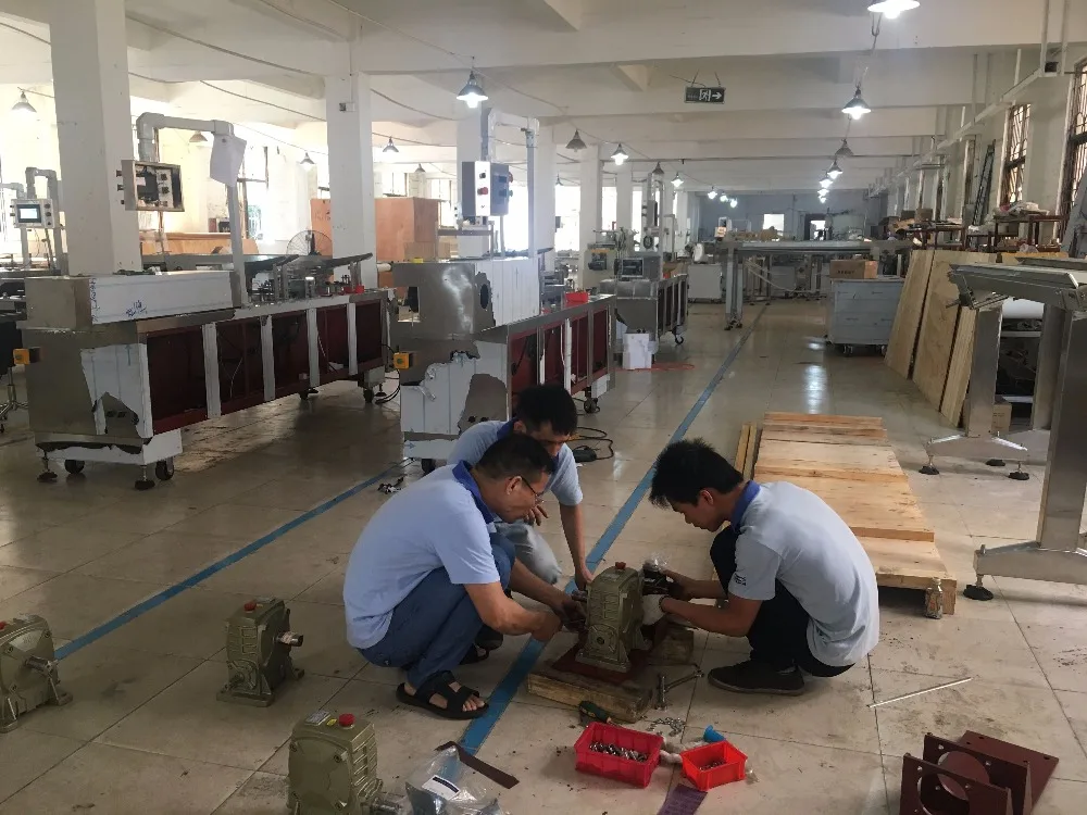 
 Автоматическая машина для зажима печенья и крема с патентной защитой и электрическим приводом SIEMENS  