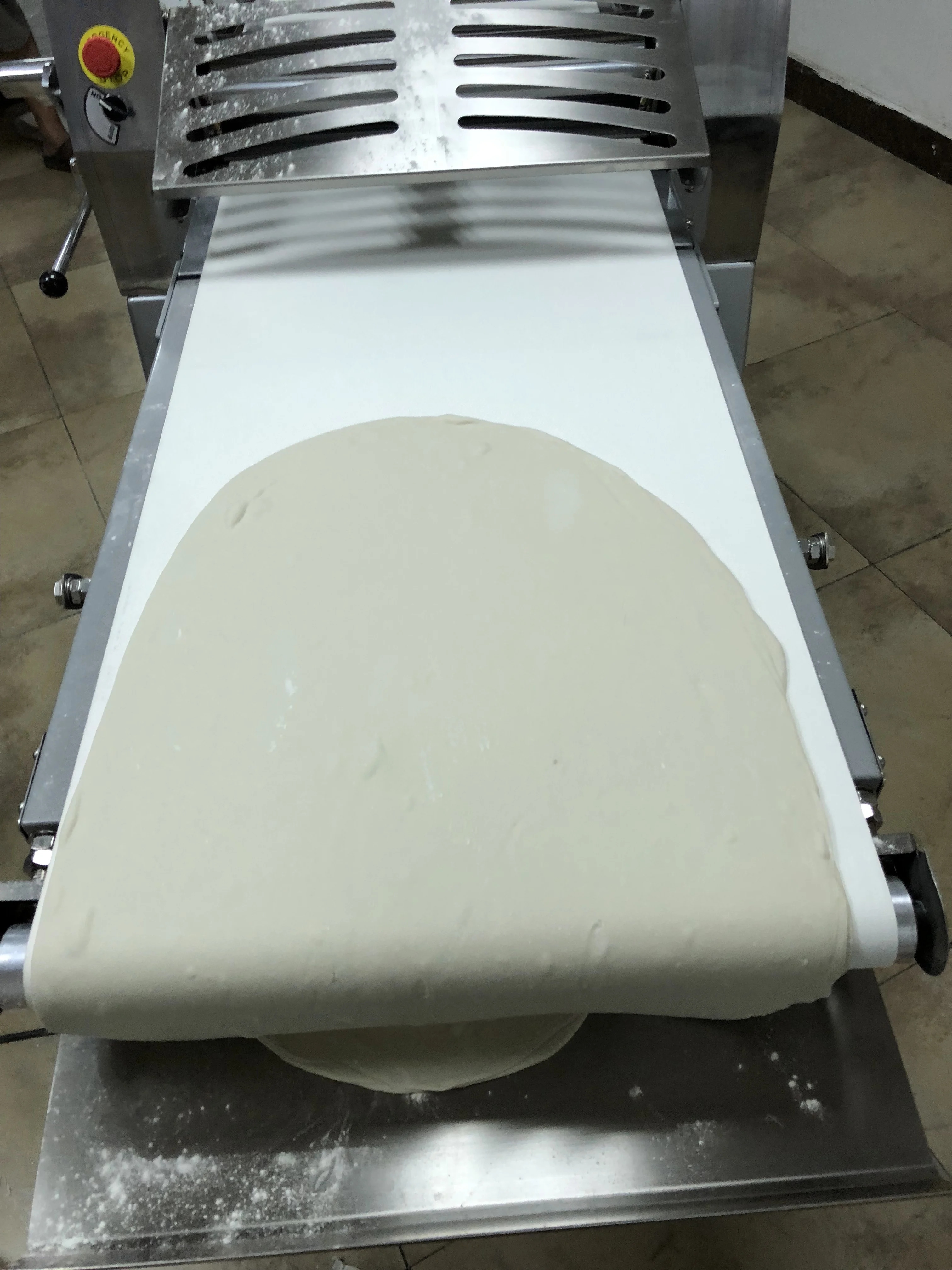 Коммерческих обратимым тесто вальцовочного 380/520/650mm rolling ширина для круассан making