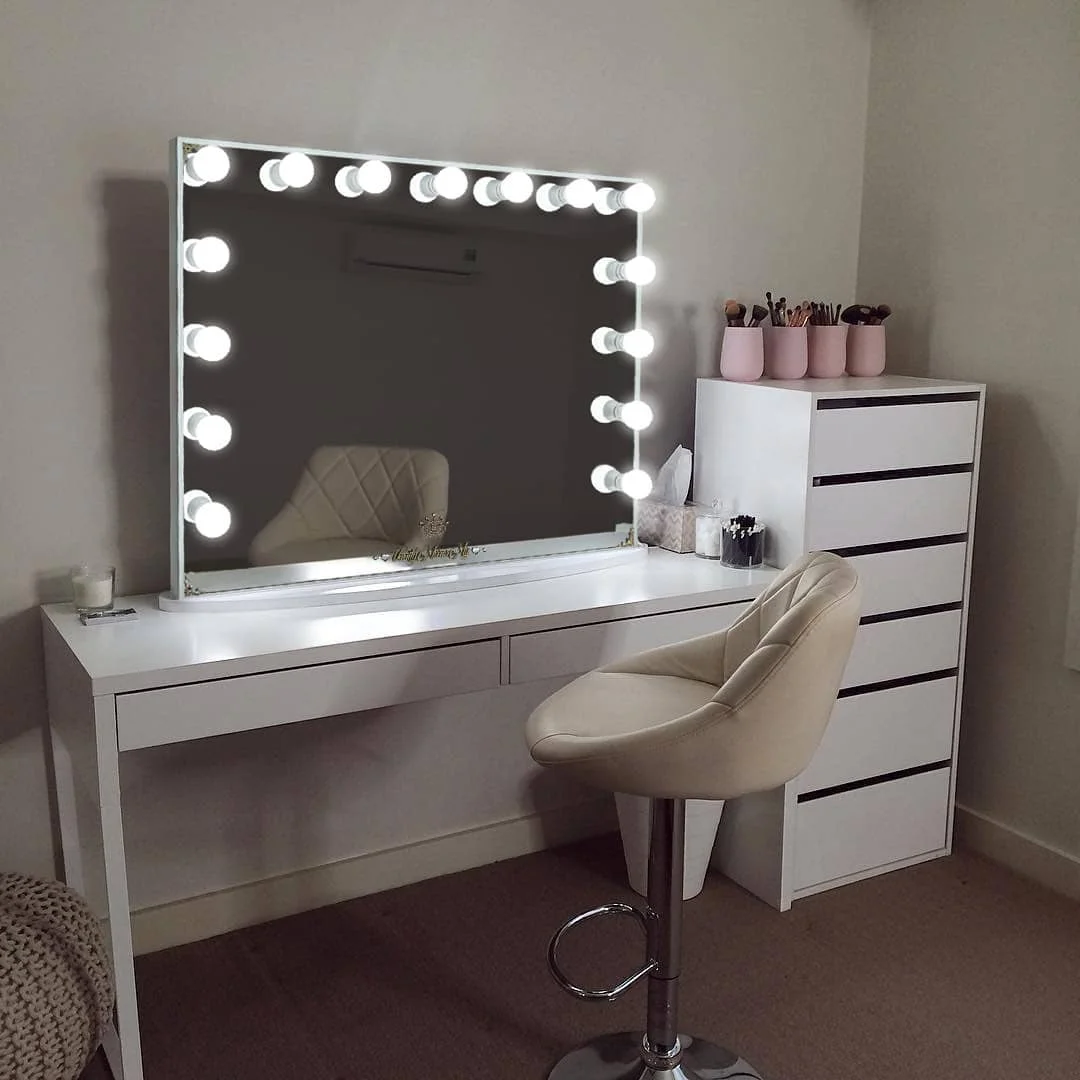 Makeup mirror. Стол с подсветкой для макияжа. Туалетный столик с зеркалом и подсветкой. Освещение столика для макияжа. Столик для визажа с подсветкой.