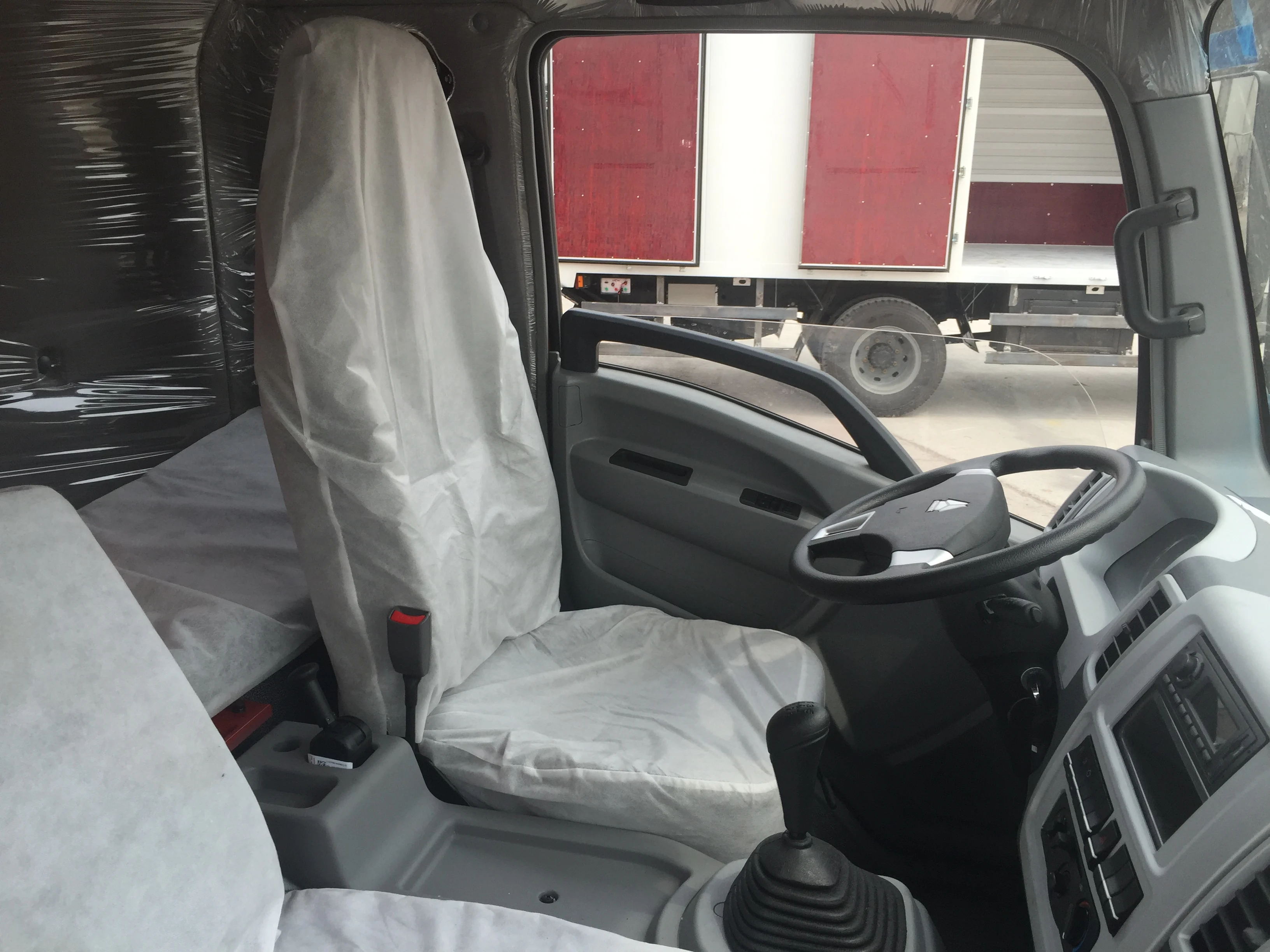 Factory Delivery Directly HOWO Small 4x2 6 Wheeled Closed Van Light Wing Container Truck Mini Box Truck for Sale
