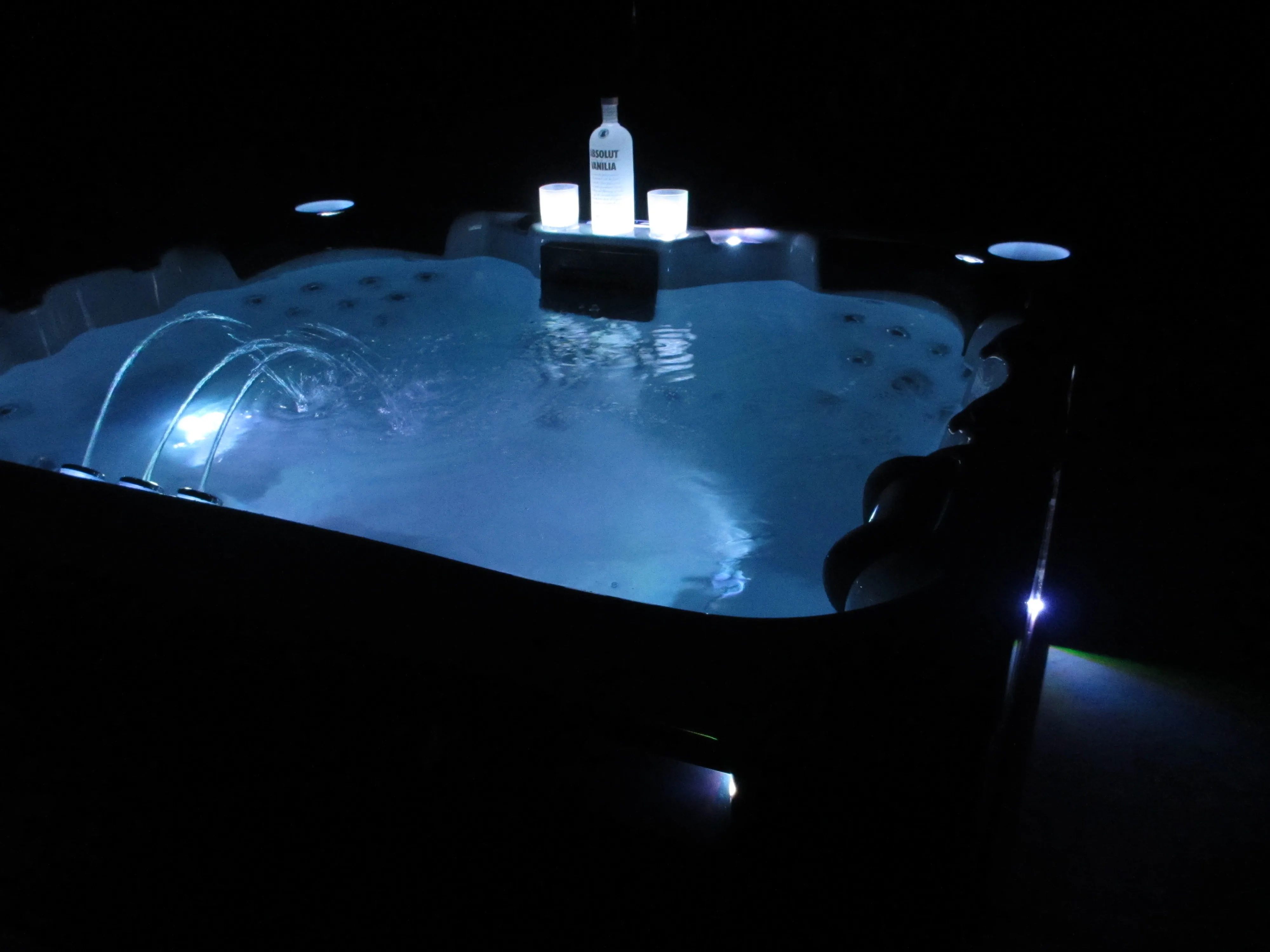 Hot sale 4 person spa hot tub outdoor spa with strong massage power and LED fountains